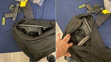 En väska full med vapen upptäcktes utanför Londons borgmästares hem. 