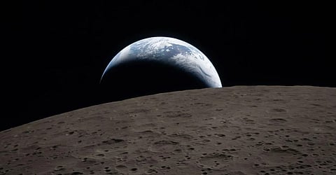 Jorden sjunker bakom månens horisont – i modern superupplösning.