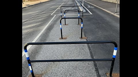 Cykelställen gapar tomma i Majorna i Göteborg.