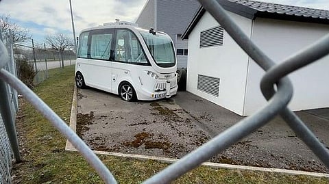 Trelleborgs självkörande buss kostade 9 miljoner. Nu marknadsförs den på auktion som höns- eller växthus.