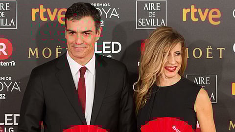 Det stormar kring det spanska premiärministerparet. Här syns de på röda mattan på galapremiären av långfilmen Goya 2018.