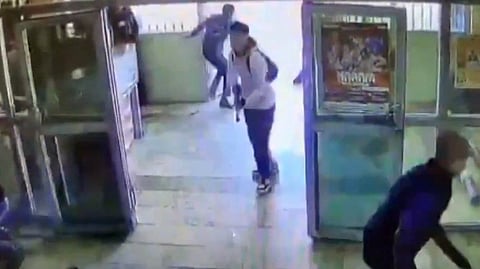 Gärningsmannen fångades på övervakningskamera när han öppnade eld mot studenterna på yrkesskolan i Siverek i tisdags. 