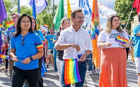 Statsminister ulf Kristersson (M) deltar i Pridetåget.