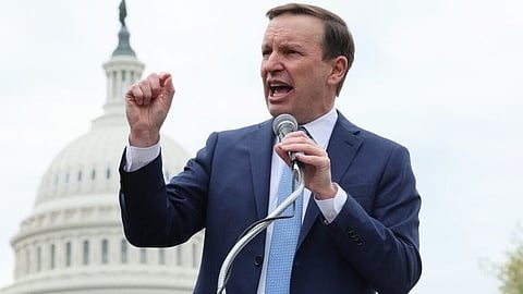 Chris Murphy (D) försvarar sitt inlägg med att han uttryckte sig sarkastiskt mot Donald Trump.
