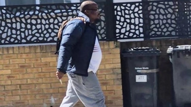 Den misstänkte gärningsmannen fångad av övervakningskameror före dådet.