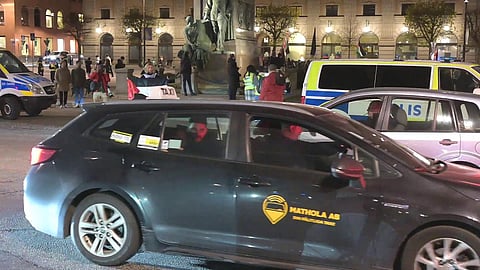 Palestinaaktivister möts av Israelsupportrar i centrala Stockholm
