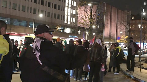 Vänsterextremister arrangerar stökig stadsvandring i Stockholm