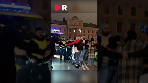 Kristallnatten: Palestinaaktivist förstör Israels flagga