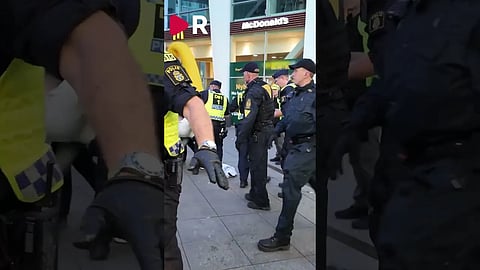Här lyfter polisen bort demonstranten #malmö #eurovision