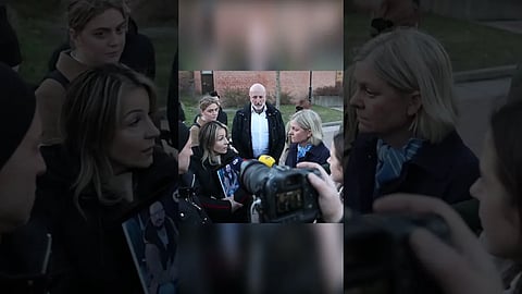 Anhöriga rasar mot Magdalena Andersson i Skärholmen