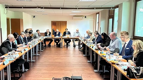 Zamestnávatelia chcú zrušiť vlaky a obedy zadarmo aj 13. dôchodky.