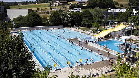 Švajčiarska obec Pruntrut zakázala cudzincom vstup do kúpaliska.