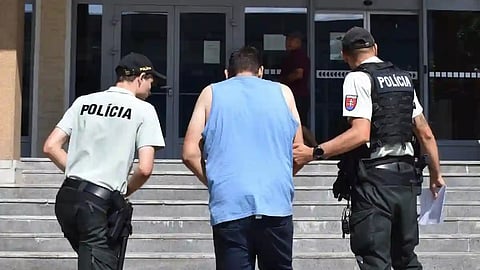Mal sa vyhrážať susedke: „Prepichnem ťa.“ Z podmienky putuje za mreže.