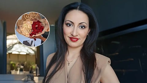 Simona mení stuhy na ruže. Jej kytice vydržia roky.