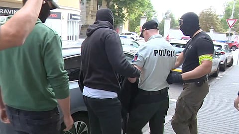 Zadržali policajta: hajloval a urážal Židov i Rómov.