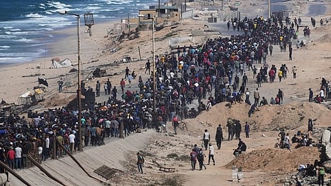Do Gazy sa vracajú tisíce ľudí, Hamas odmieta odzbrojenie.