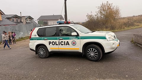Dieťa bodol nožom do hlavy. Polícia uzavrela ulicu, páchateľ ušiel.