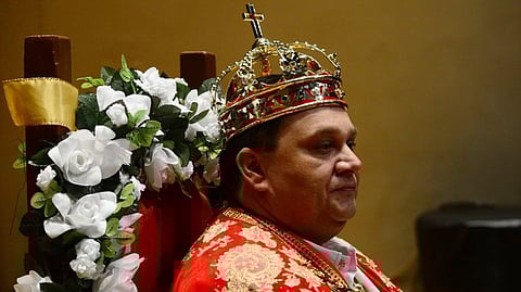 Korunovali rómskeho kráľa. Koho vôbec zastupuje Róbert Botoš?