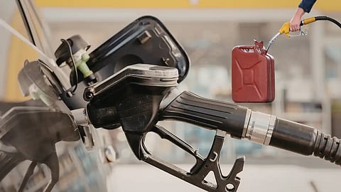 Vláda stopla lacnú naftu: na 30 dní tvrdo obmedzí vývoz aj tankovanie