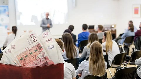 Rómovia v Anglicku: pôžičky za kurzy budú musieť vracať!