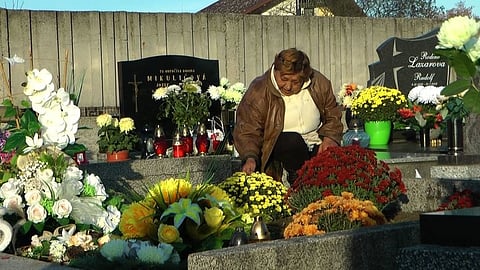 DUŠIČKY: Rómovia zaplnili cintoríny, spomínajú na blízkych.
