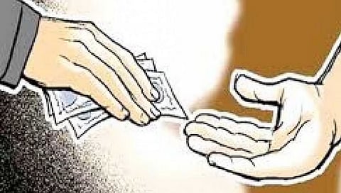 लाच घेताना तलाठी सापडला