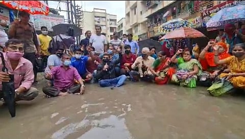 कल्याणमध्ये नागरिकांचे साचलेल्या पाण्यात बसून अनोखं आंदोलन...