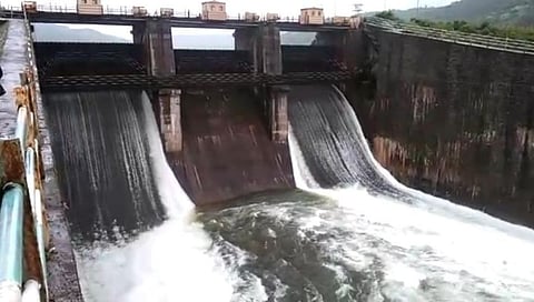 मोरणा- गुरेघर धरणाचे दोन वक्र दरवाजे अडीच फुटाने उचलले