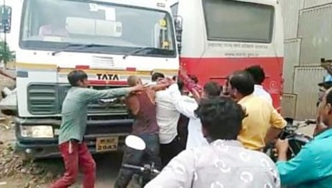 भुसावळात बसचालक- ठेकेदारात फ्रीस्टाईल