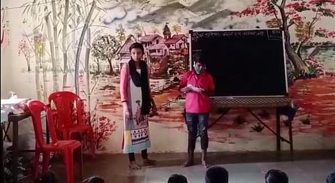 कौतुकास्पद| कोविड शाळेमध्ये 20 वर्षाची पूजा मुलांना देतेय शिक्षणाचे धडे!