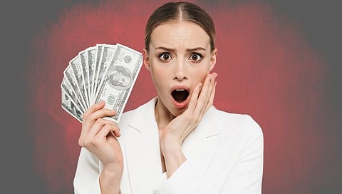 दोन शाळकरी मुलांच्या बँक खात्यात अचानक आले 960 कोटी; तर झालं असं...