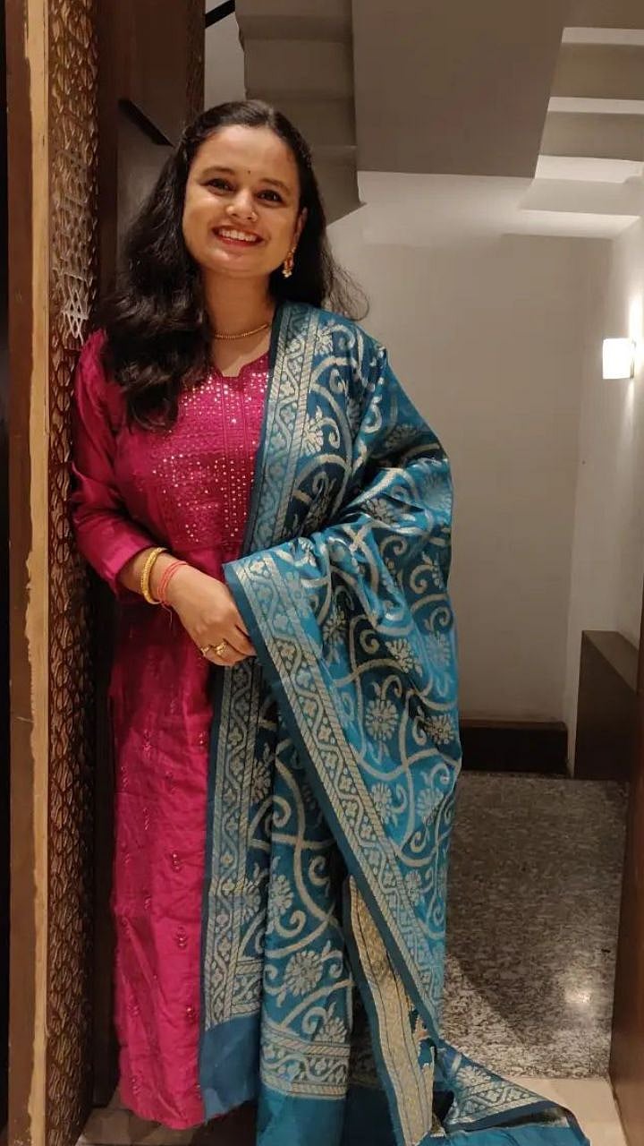 मोरपिसी रंगात मुग्धा वैशंपायनचं सौंदर्य खुललं.. | marathi singer mugdha  vaishampayan latest photos shared on social media