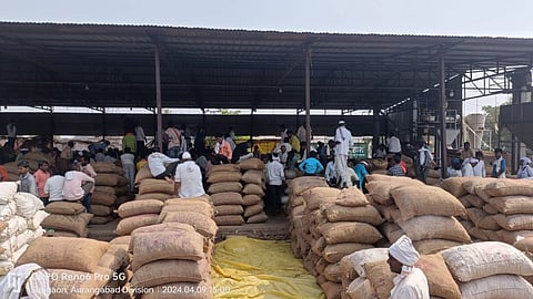 Turmeric Price: हळदीचे दर व्यापाऱ्यांनी केले कमी; संतप्त शेतकऱ्यांनी बाजार समितीतील खरेदी पाडली बंद