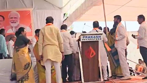 Nitin Gadkari's Health: यवतमाळमध्ये नितीन गडकरी यांना भोवळ; स्टेजवरील कार्यकर्ते मदतीला धावले 