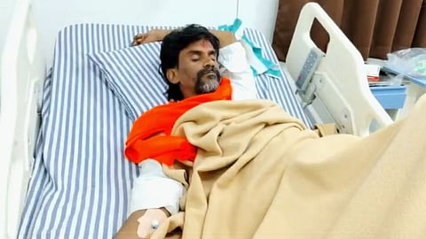  Manoj Jarange-Patil: धाराशिव जिल्ह्याच्या दौऱ्यादरम्यान मनोज जरांगेंची प्रकृती खालावली, रुग्णालयात दाखल 