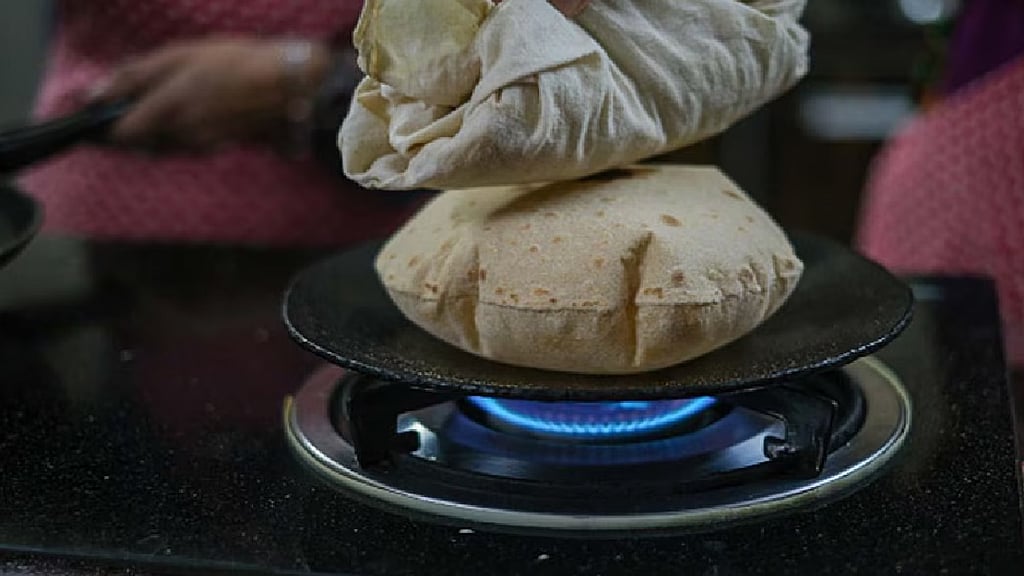 Tawa Vastu Shastra किचनमध्ये तवा वापरताना वास्तूच्या नियमांकडे लक्ष