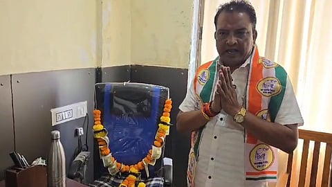 बदलापूर येथील शाळेत गट शिक्षण अधिकाऱ्याच्या खुर्चीला हार,शरद पवार गटाकडून अनोखे आंदोलन 