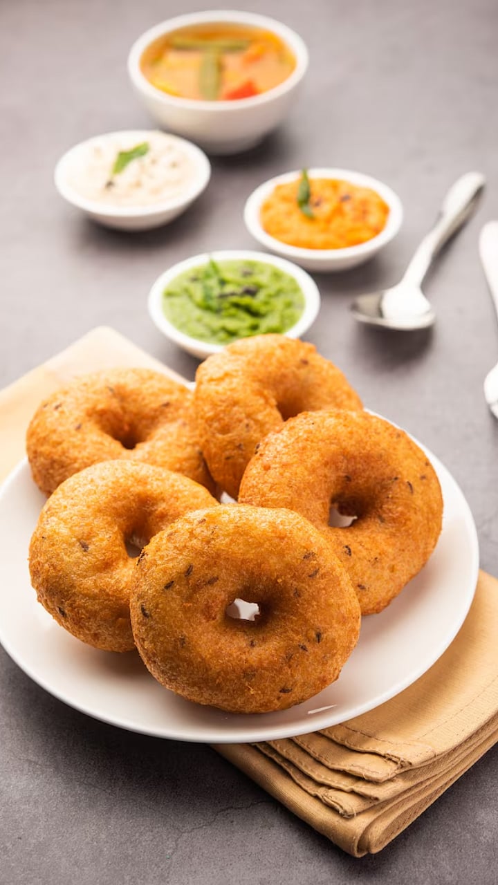 Rava Vada Recipe: मेदू वड्यांपेक्षा चवदार, कुरकुरीत रवा वडे घरच्या घरी ...