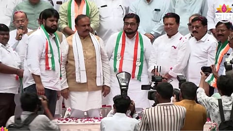 Maharashtra Politics: शरद पवारांना मोठा झटका, बड्या नेत्याचा शेकडो कार्यकर्त्यांसह काँग्रेसमध्ये प्रवेश