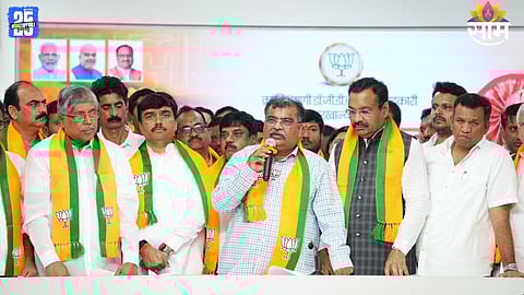 Sharad Lad and senior BJP leaders welcoming new entrants at the BJP state office in Maharashtra.