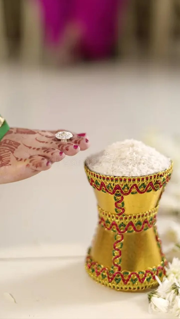 Hindu Wedding Rituals: लग्नानंतर गृहप्रवेशाच्या वेळी नववधू का तांदळाचं ...
