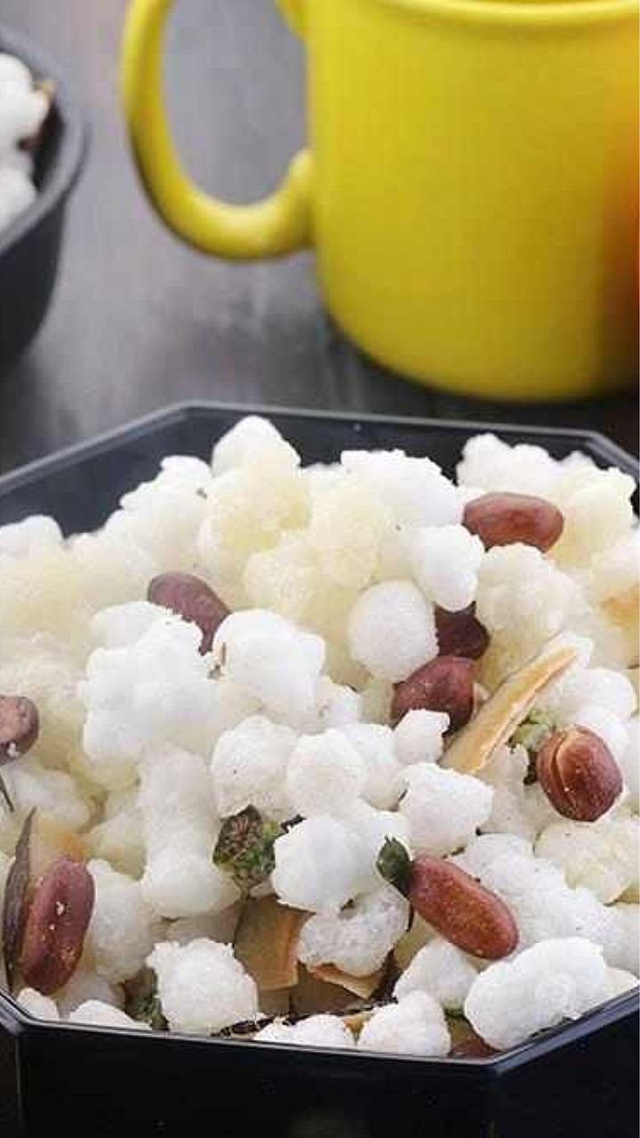उपवासासाठी शेंगदाणे आणि खोबरे घालून कुरकुरीत साबुदाणा चिवडा कसा बनवायचा ...
