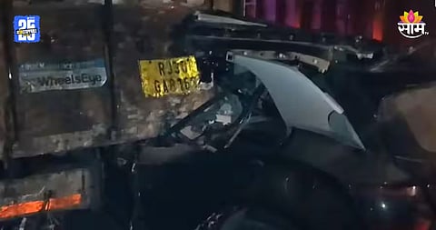 Accident: महामार्गावर ३ वाहनांचा विचित्र अपघात, दोन कारची कंटेनरला धडक; दोघांचा जागीच मृत्यू 