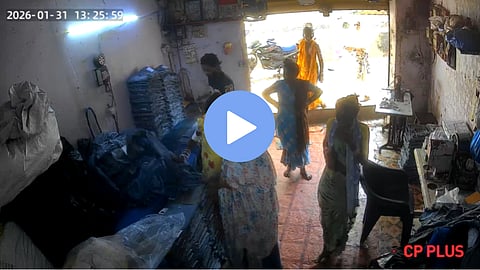 women theft CCTV viral