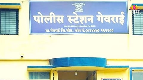 Beed News : बीड हादरलं! पाण्यासाठी भावकी जीवावर उठली; बापलेकाला अमानुष मारहाण