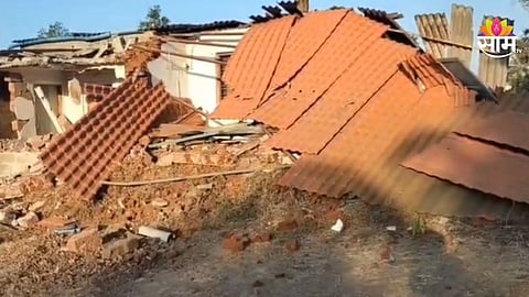 Kolhapur : २५ जणांच्या टोळक्यानं JCB घरावर फिरवला, दिवसाढवळ्या १३ तोळे सोन्यावर डल्ला, कोल्हापूर हादरले