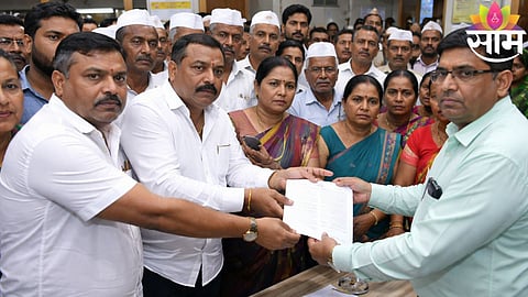 Koḷi community leaders submitting a petition to Kalyan-Dombivli Municipal Corporation demanding action against Bangladeshi fish sellers.