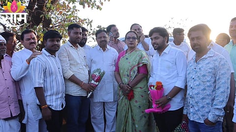 Yashomati Thakur addressing tribal citizens during her Melghat visit, raising concerns over delayed MGNREGA payments and healthcare crisis