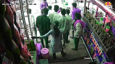 बीडमध्ये पुन्हा गुंडगिरी, वेटर तरुणाला टोळक्यानं बेशुद्ध पडेपर्यंत मारले