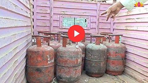 सरकारी अधिकाऱ्यांनी जप्त केलेले गॅस सिलिंडर जमावानं पळवले
